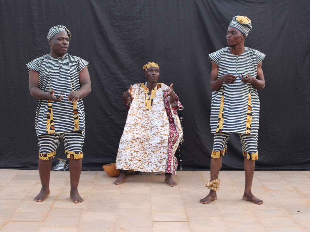 Journée mondiale du conte: Le conteur Zadok-Ange HOUNKPATIN et son équipe partagent la parole.